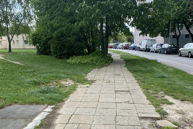 Rossz járda a Rohoncinál