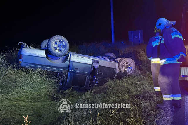 Árokba borult pickup Rábapatynál