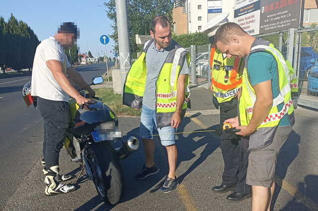 Megállított motoros