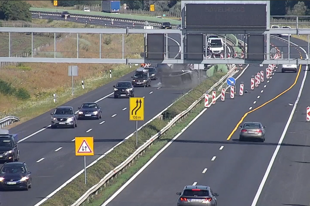 Szalagkorláton átugratás az M1-esen