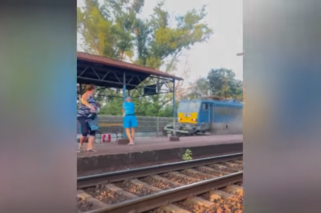 Vonat alá gyűrt autó