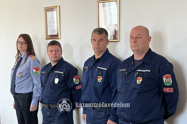 Szolgálati jelek átadása