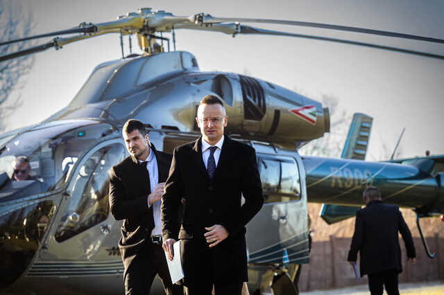 Szijjártó Péter és a helikopter