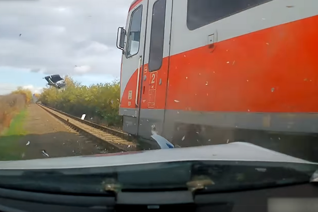 Rendőrautó hajtott a vonat elé