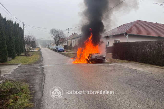 Kigyulladt egy autó Sitkén