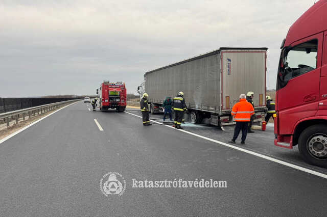 Kigyulladt a kamion kereke