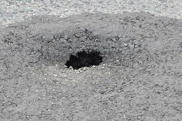 Víznyelő a Szent Gellért úti parkolóban