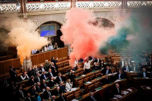 Füstgyertyázás a parlamentben