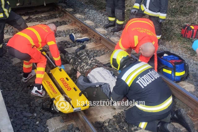 Vonat alá feküdt ember Gencsapátinál