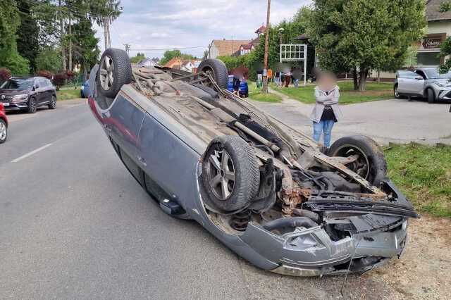  Felborult a kanyarodó Opel előzésében kezdő Ford Toronyban 