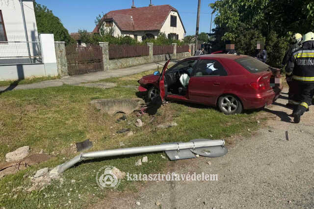 Jelzőtáblát döntött egy autós Sárváron