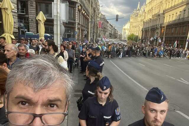Hadházy tüntetése és a rendőrök
