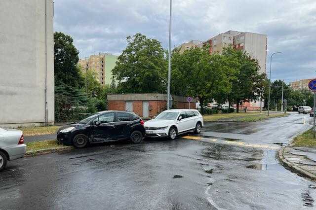 Lezúzott autó a Szűrcsapó utcában Szombathelyen