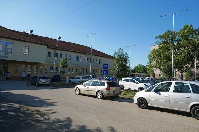 A sárvári rendelőintézet parkolója