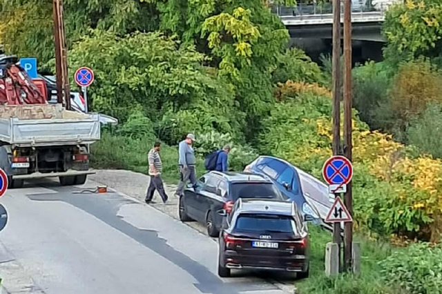 Árokba csúszott autó Szombathelyen, a Szabadságharcos utcában