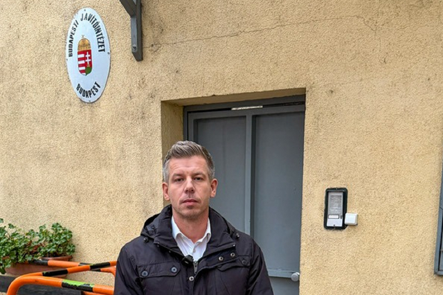 Magyar Péter a Szőlő utcai javítóintézet előtt