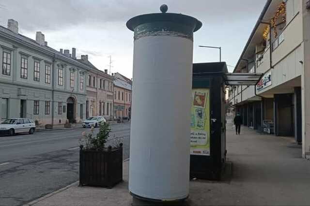 Fehér plakáthely Mosonmagyaróváron