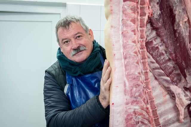 V. Németh Zsolt disznót vág