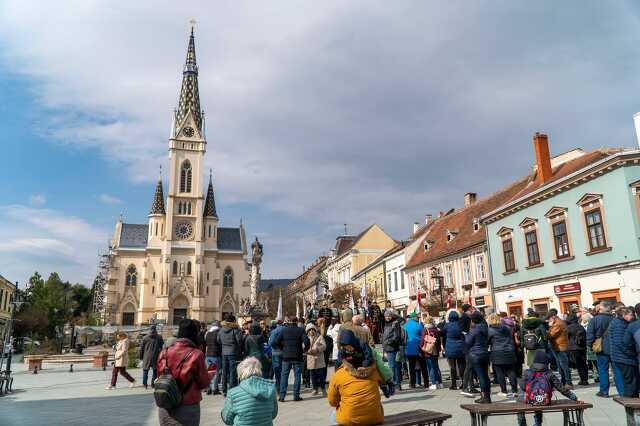 A kőszegi Jézus Szíve templom homlokzata immár az állványzat nélkül