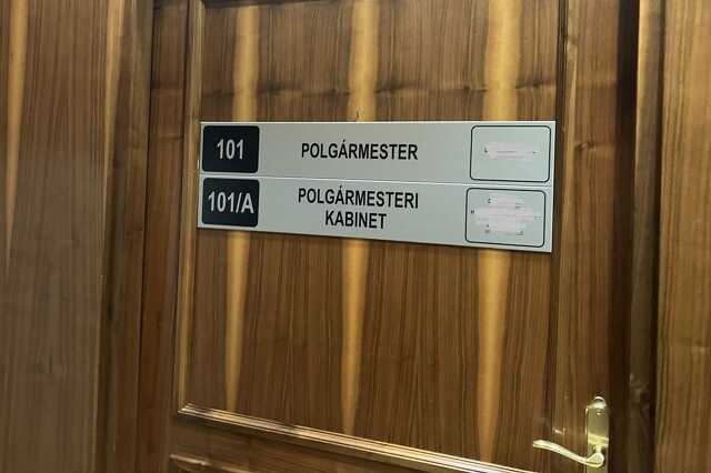 polgármester, ajtó