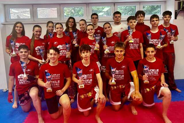 30 érmet nyertek a szombathelyi kickboxolók