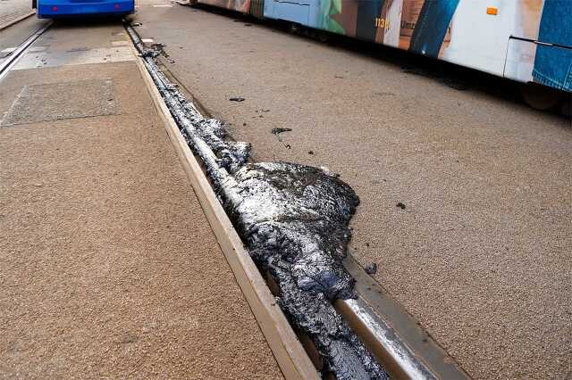 Felbugyogott a bitumen a villamossíneken Lipcsében