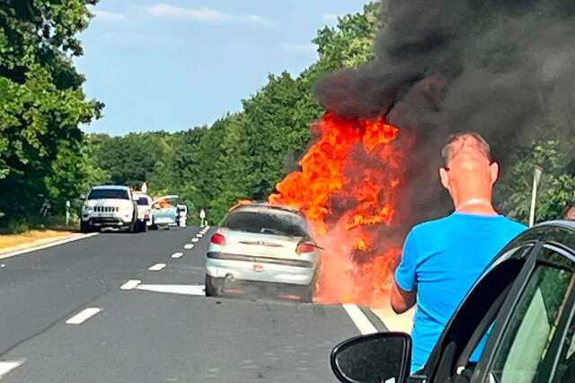Kigyulladt egy autó Szemenye közelében
