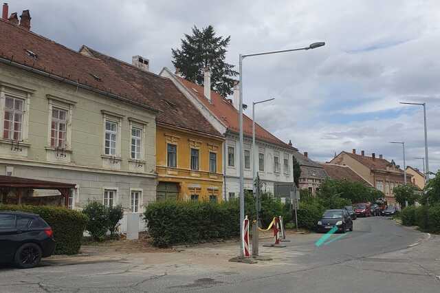 Oszlop az út közepén Kőszegen