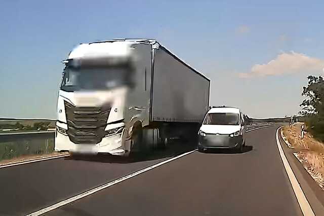 Veszélyes előzés a 98-es főúton