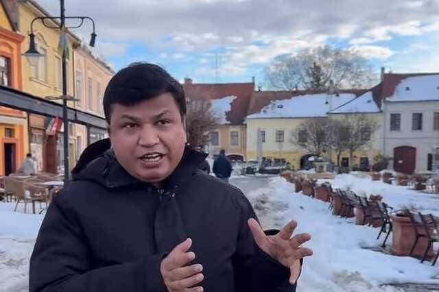 Indiai férfi beszél Kőszeg belvárosában