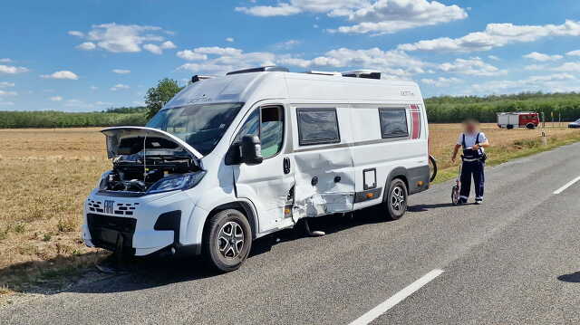 Nissan hajtott egy FIAT lakóautó oldalába