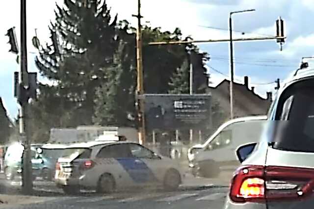 Rendőrautónak ütközött a firgon