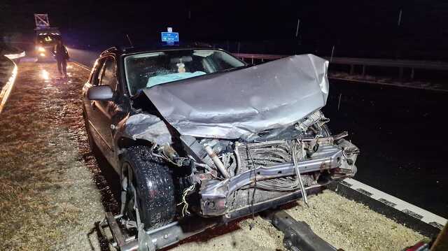 Szalagkorlátnak ütközött Mazda az M86-oson