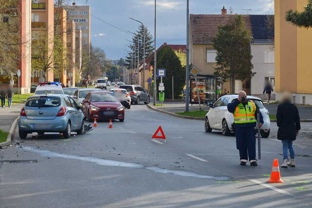 Parkolóból kihajtó Citroen ütközött Hyundainak Szombathelyen