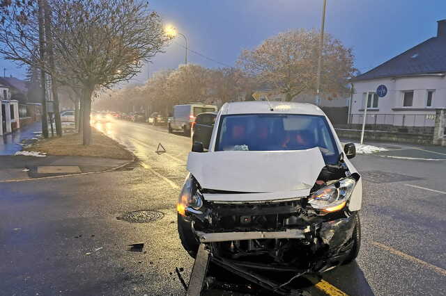 Peugeot furgon elé hajtott egy Mitsubishi Szombathelyen - jelzőtáblát is kidöntött az okozó