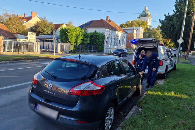 A balra kanyarodó autó elütötte az egyenesen haladó kerékpárost