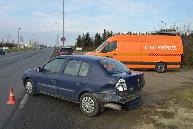 Renault hajtott Ford furgon elé a 86-os és 87-es főutak közös szakaszán, Szombathely határában