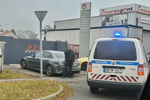 A Mercedes vezetője vétlen volt a közlekedési balesetben, mégis volt, aki azt gondolta, hogy ő az okozó