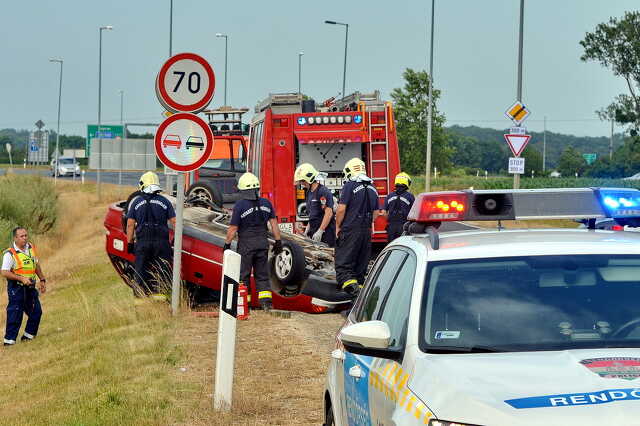 Kétszer kormányozta vissza a padkáról a Suzukit a sofőr, mielőtt felborult vele Sárvárnál, a 88-as főúton