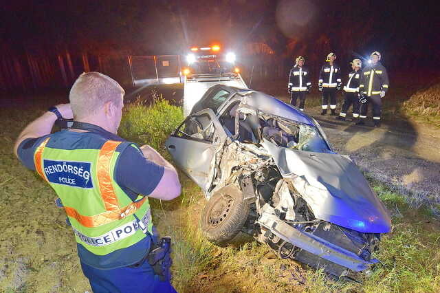 Több száz méterről hallották a csattanást - sérült sofőr találtak a totálkáros Renault mellett a fültanúk