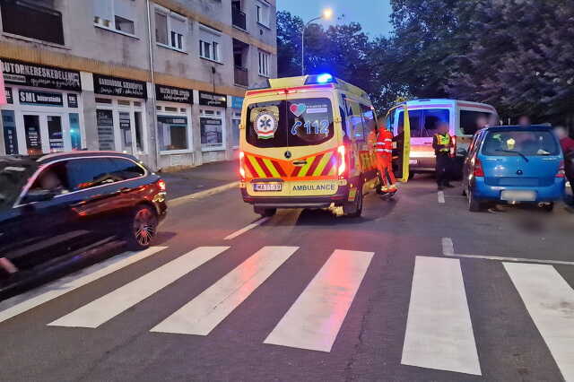 Életveszélyesen megsérült a gyalogos - egy Nissan ütötte el, parkoló Suzuki alá csapódott