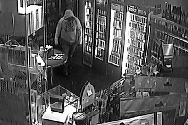 A fegyveres rabló a szombathelyi dohányboltban