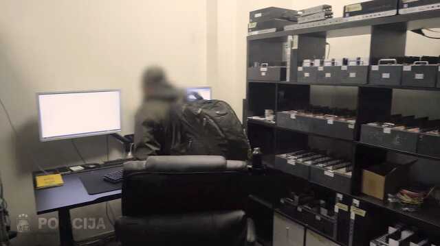 Az Omega egység betört a jól jövedelmező SIM-farmra Forrás: Valsts Policija