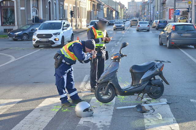Piros jelzésen áthajtó Suzuki robogóval ütközött egy Ford Szombathelyen - lerepült a bukósisak