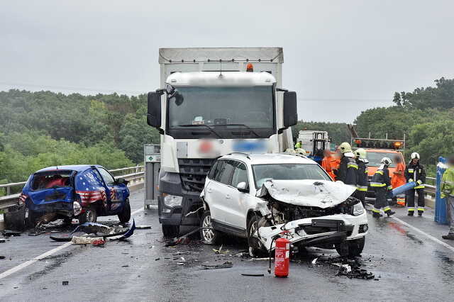 Három autót tört össze gázpalackszállító Mercedes teherautó a 84-esen, a Nádasdy híd előtt