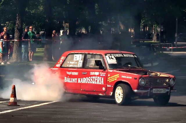 Driftelő Lada egy szombathelyi buszfordulóban, a Joskar-Ola Napokon