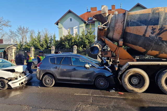 Scania mixerbe hajtott egy Peugeot, aminek egy VW is nekiütközött Szombathelyen
