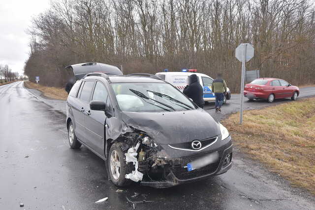 Előzésben lévő Mazda ütközött balra kanyarodó Suzuki terepjáróval Vasasszonyfa közelében