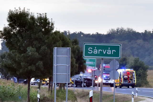 Összeütközött két autó a 88-as főúton Sárvárnál