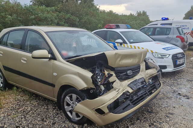 A fénysorompó piros jelzése miatt fékező rendőrautónak ütközött egy KIA a 87-es főúton